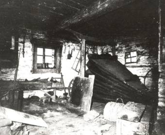 Harvelka u Romanov - interiér vyhne v rohu mechy 1974