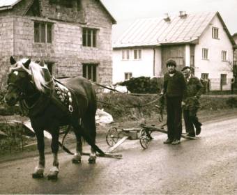 transport pluhu z oračky pomocou vlačúh Nová Bystrica 1982