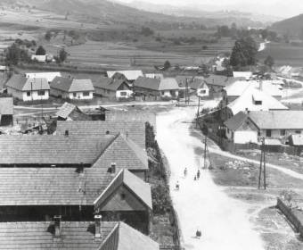 Pohľad od kostola na Lány