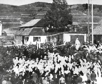 Požehnanie hasičských striekačiek v roku 1934 na rínku. V pozadí (vľavo) je zadná časť synagógy, ved