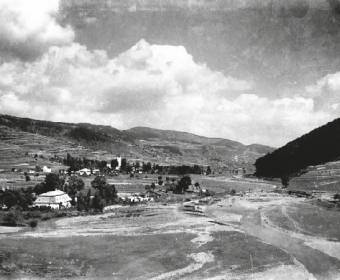 Pohľad na Starú Bystricu od Zubaja zo začiatku 20. storočia. V ľavom dolnom rohu sú kuriálne kaštiel