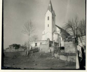 Zhorený dom p. organistu v roku 1945 pri prechode fronty a škola