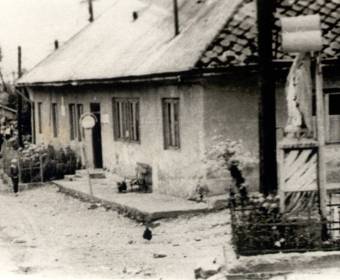 Obecný úrad v Starej Bystrici, socha Panny Márie