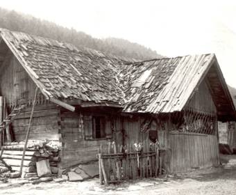 Bývalá administratívna budova Adlerovej píly na pľaci Sekeráš. Neskôr tam bývala rodina Chalupková.