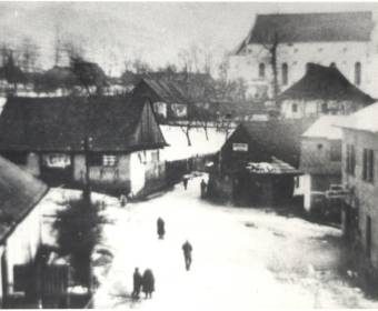Námestie z 30. rokov, sprava Križkov dom, krčma, stará fara, kostol, hospodárska budova fary, farské
