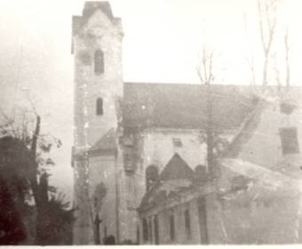 Frontou zničený kostol zasiahnutý 15 delostreleckými ranami, v popredí Motýlov dom. V dedine zhorelo