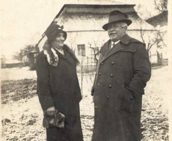 P. Livora s manželkou, v pozadí Hámer