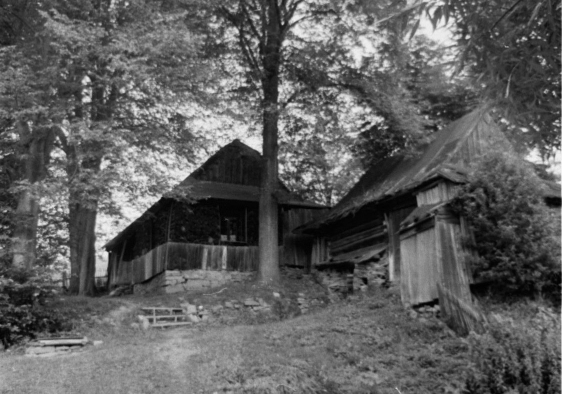 cierne povodny ludovy dom