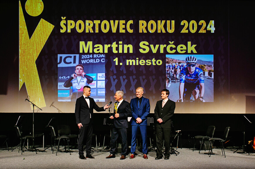 Víťaz ankety. Cenu preberal dedko Jozef Svrček