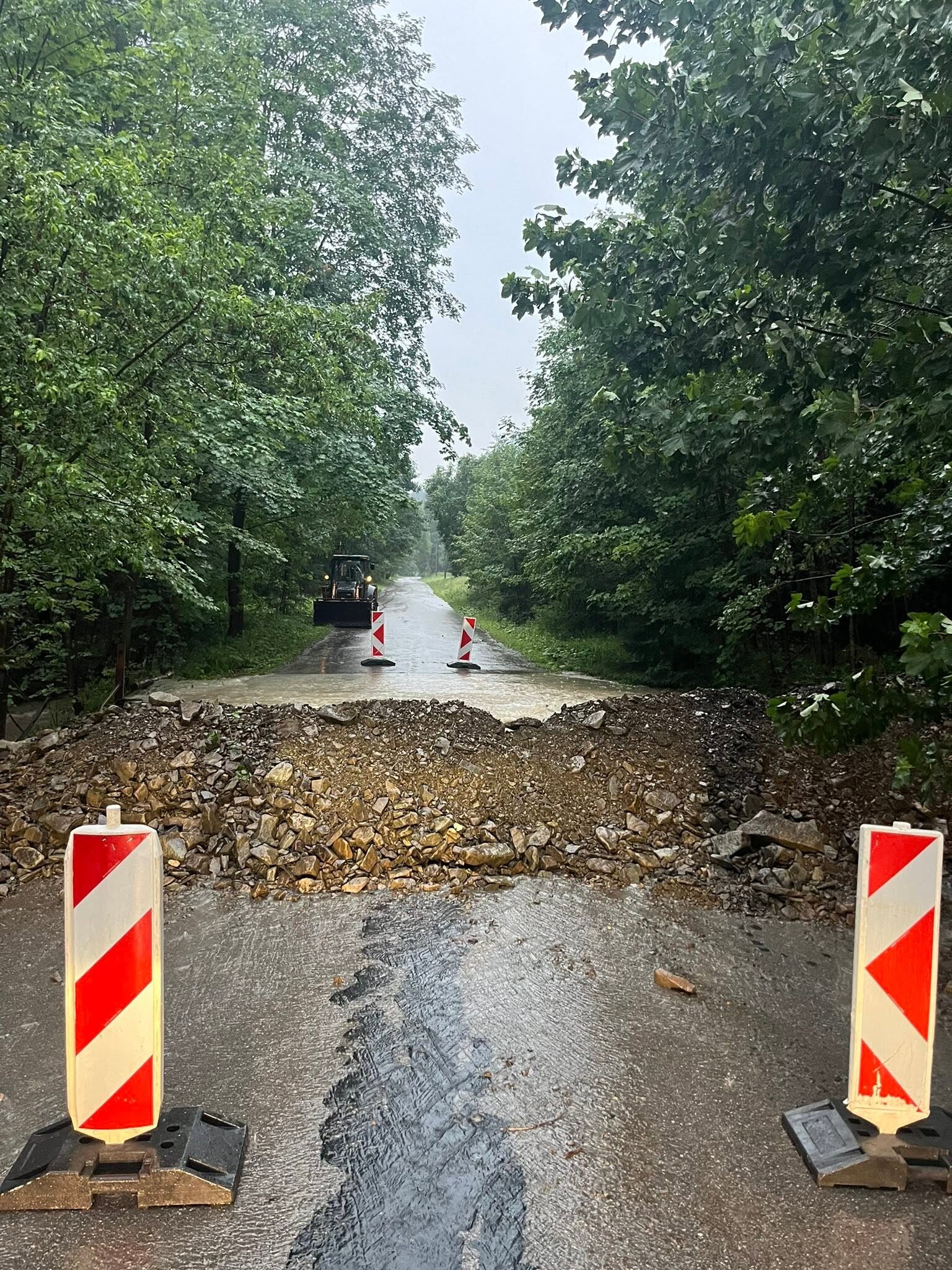 voda cesta makov