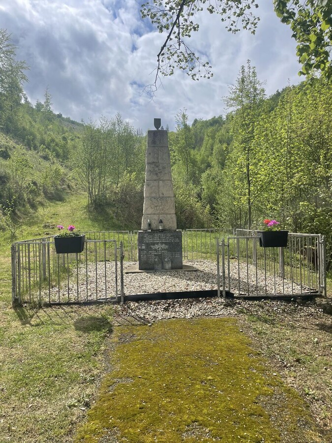 skackov pamatnik1