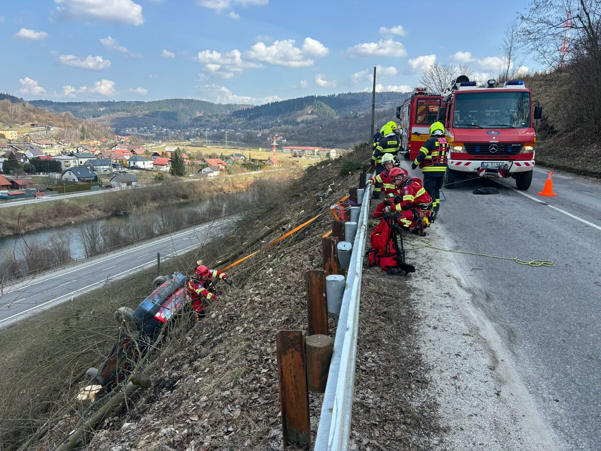 hasici vytahovali auto1
